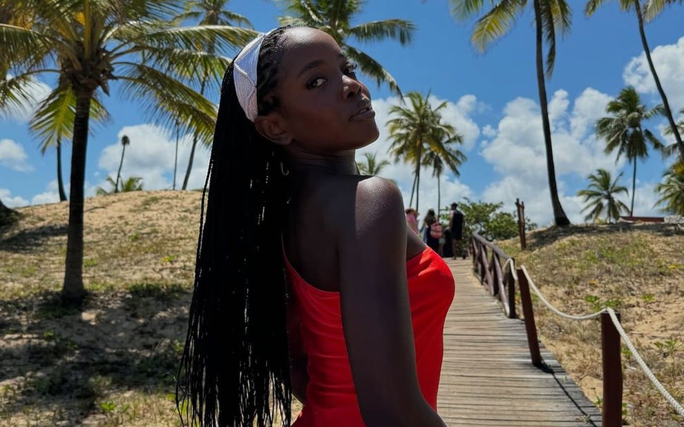 Clara Moneke posa em um cenário paradisíaco