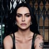 Cleo faz carão em ensaio fotográfico em uma escada
