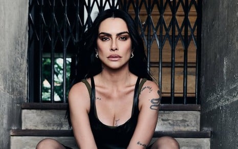 Cleo faz carão em ensaio fotográfico em uma escada