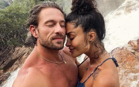 Felipe Von Borstel e Aline Campos se abraçam em clima de romance com uma cachoeira ao fundo