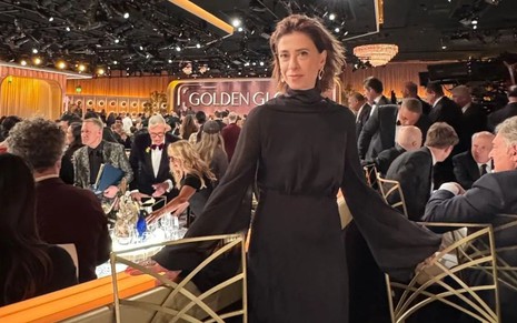 Fernanda Torres faz pose no Globo de Ouro 2025