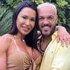 Gracyanne Barbosa e Belo posam sorridentes e abraçados