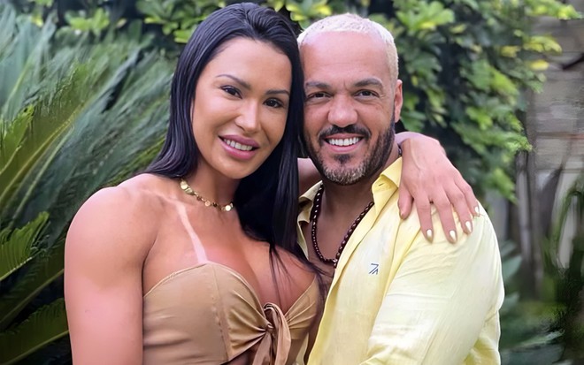 Gracyanne Barbosa e Belo posam sorridentes e abraçados