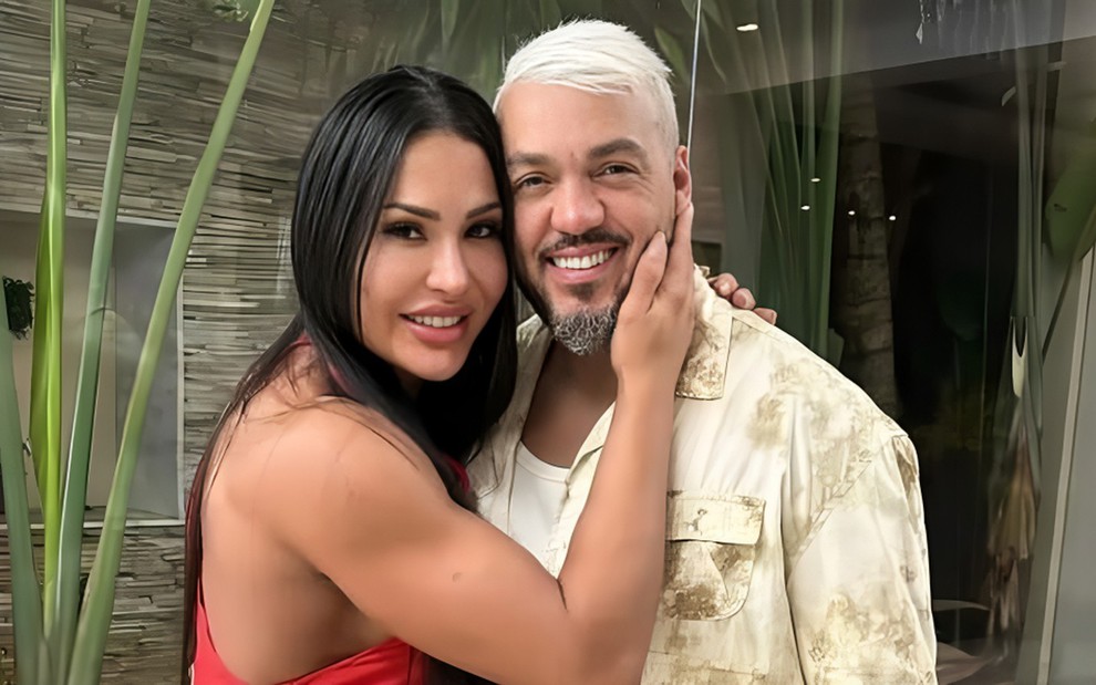Gracyanne Barbosa segura o rosto de Belo de maneira carinhosa em foto posada