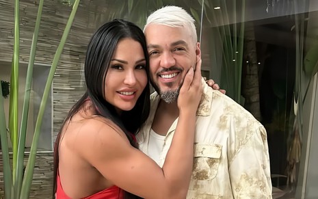 Gracyanne Barbosa segura o rosto de Belo de maneira carinhosa em foto posada