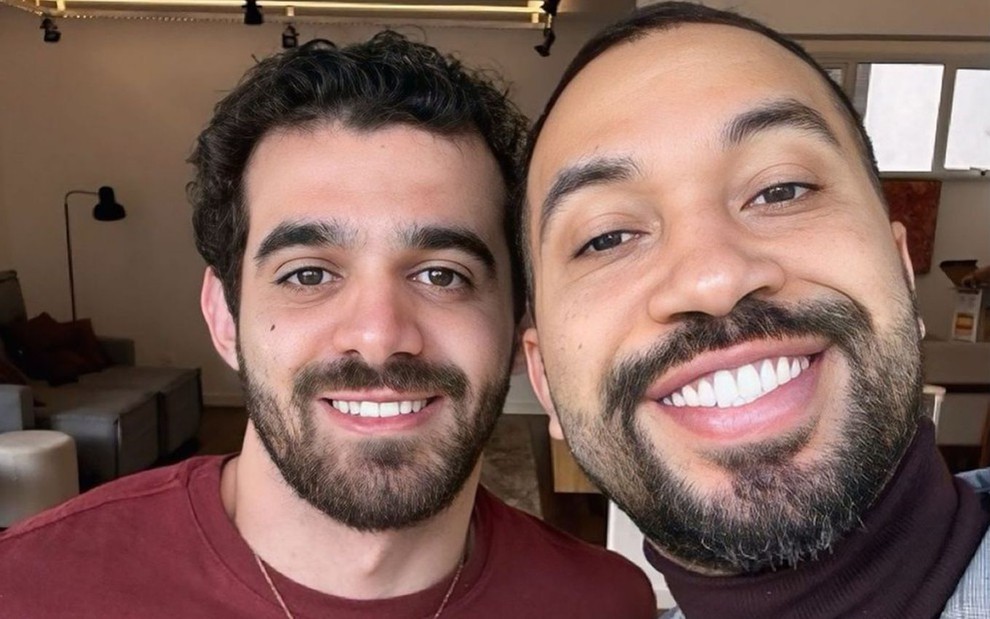 Heitor Aguiar e Gil do Vigor posam sorridentes para selfie