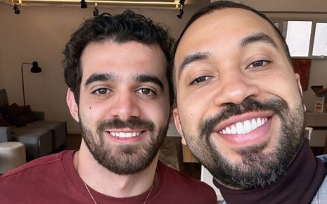 Heitor Aguiar e Gil do Vigor posam sorridentes para selfie