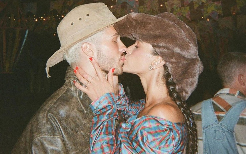 João Guilherme beija Bruna Marquezine em foto do Instagram; os dois vestem trajes country, em uma festa junina