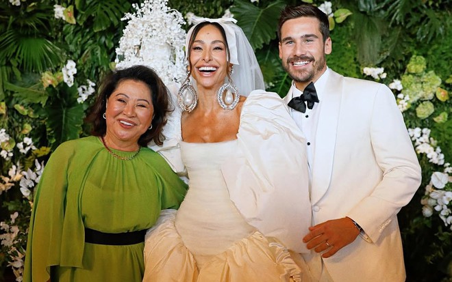 Dona Kika posa com Sabrina Sato e Nicolas Prattes no casamento dos dois famosos