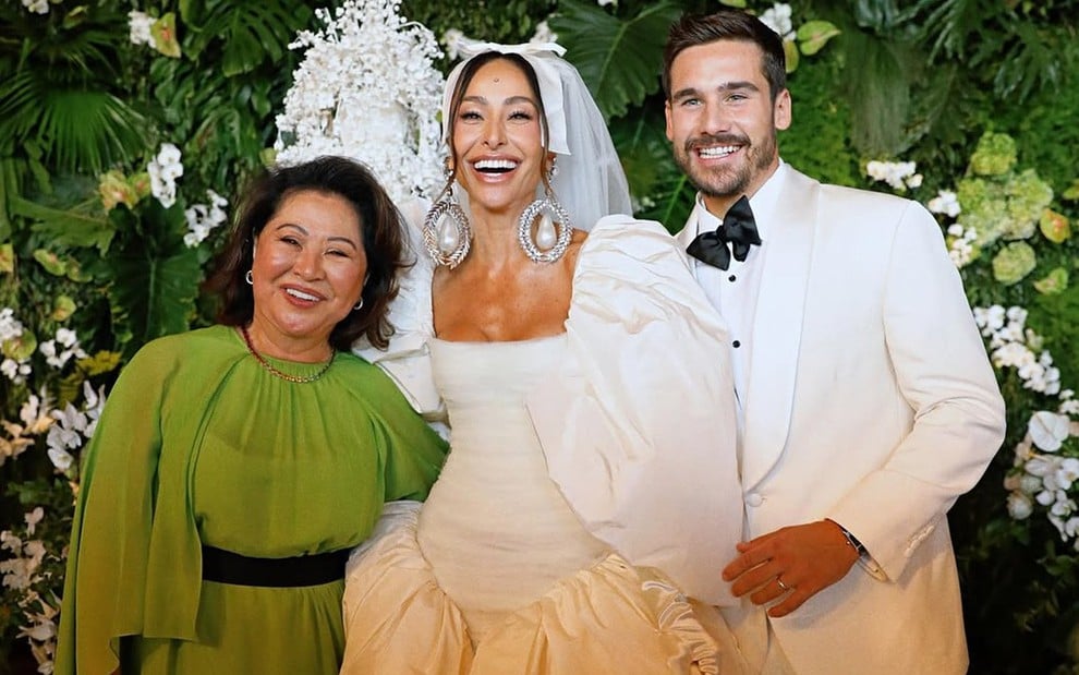 Dona Kika posa com Sabrina Sato e Nicolas Prattes no casamento dos dois famosos