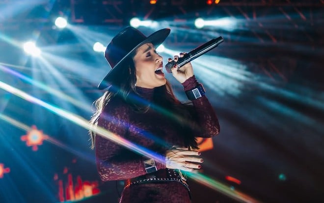 Lauana Prado canta em show sertanejo