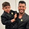 Murilo Huff segura o filho no colo e posa sorridente ao lado da ex-sogra, dona Ruth Moreira