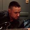 Liam Payne toca violão em uma foto do Instagram