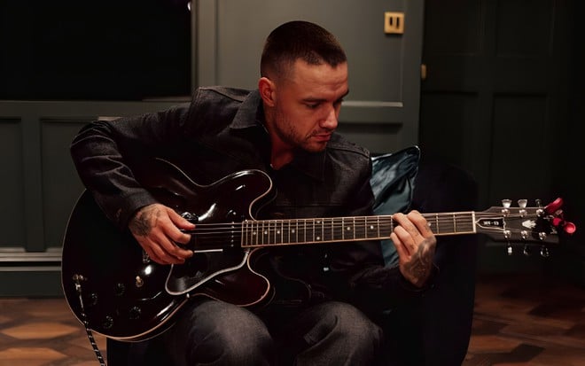 Liam Payne toca violão em uma foto do Instagram