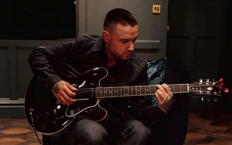 Liam Payne toca violão em uma foto do Instagram