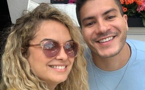 Lua Blanco e Arthur Aguiar posam juntos para foto