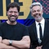 Ariel Jacobowitz posa sorridente ao lado de Otaviano Costa no cenário do programa Melhor da Noite