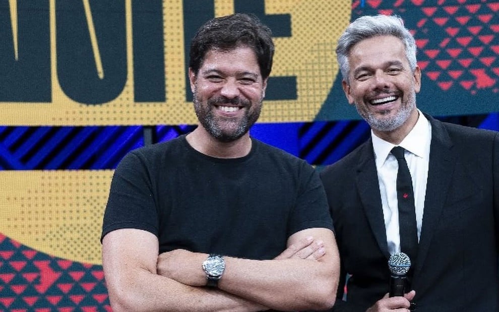 Ariel Jacobowitz posa sorridente ao lado de Otaviano Costa no cenário do programa Melhor da Noite