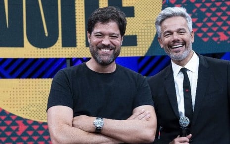 Ariel Jacobowitz posa sorridente ao lado de Otaviano Costa no cenário do programa Melhor da Noite