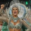 Paolla Oliveira vestida com a fantasia de seu último desfile na Grande Rio; fantasia é prata e azul, com leds azuis