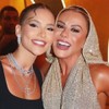 Virginia Fonseca e Poliana Rocha posam abraçadas e sorridentes em festa