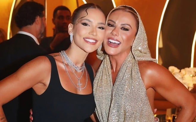 Virginia Fonseca e Poliana Rocha posam abraçadas e sorridentes em festa