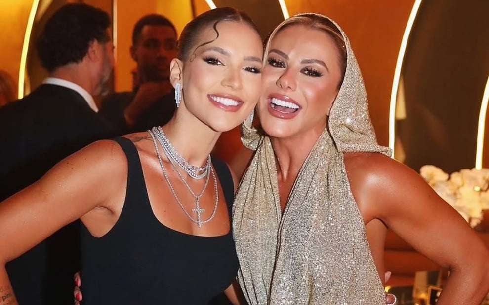 Virginia Fonseca e Poliana Rocha posam abraçadas e sorridentes em festa