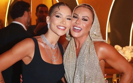 Virginia Fonseca e Poliana Rocha posam abraçadas e sorridentes em festa