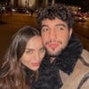 Montagem com fotos do cantor Nattan e Rafa Kalimann sentados em uma cama e uma radiografia de bebê