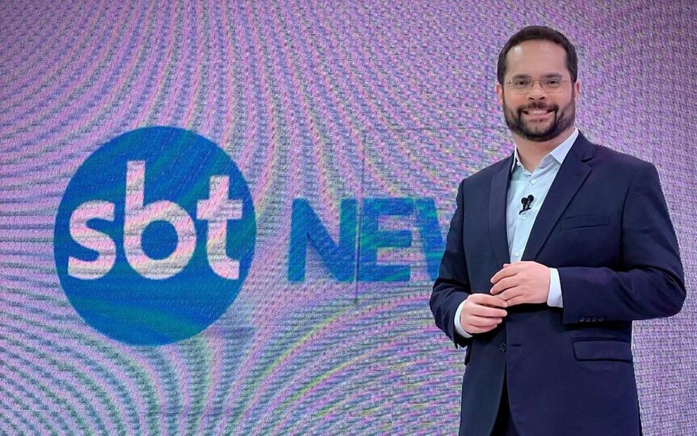 O apresentador Marcelo Casagrande à frente do SBT News