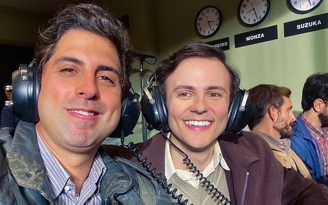 Gabriel Louchard e Miguel Roncato sorriem para foto posada nos bastidores da série Senna