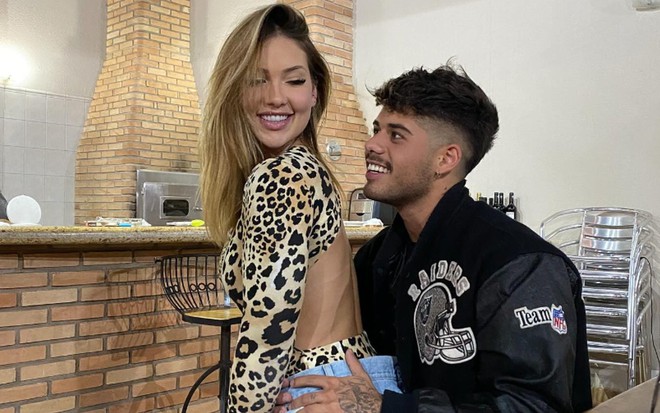 A influenciadora Virginia Fonseca sentada no colo do cantor Zé Felipe, ambos sorrindo