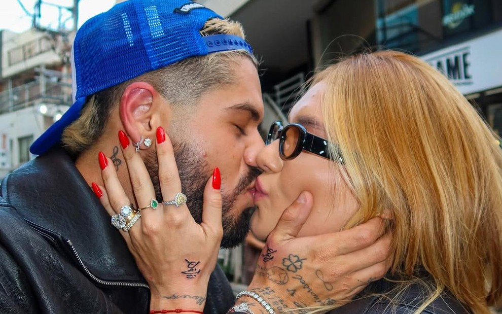 Zé Felipe e Virginia se beijam em foto do Instagram