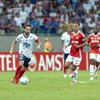 Everton Ribeiro, do Bahia, corre com a bola enquanto é observado por Alan Patrick em jogo Bahia x Internacional ao vivo