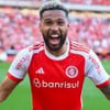 Wesley, do Internacional, veste uniforme vermelho com detalhes brancos durante partida da equipe