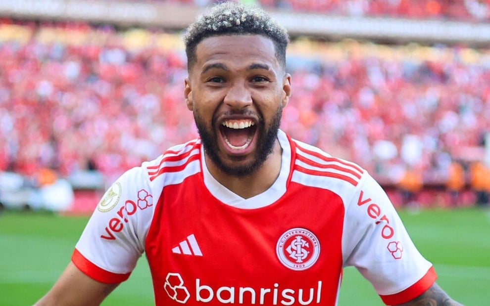 Wesley, do Internacional, veste uniforme vermelho com detalhes brancos durante partida da equipe