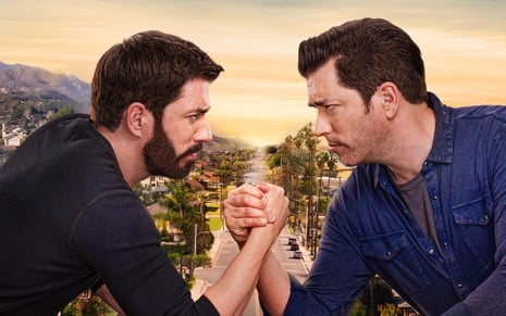 Drew Scott e Jonathan Scott fazem uma queda de braço em uma rua