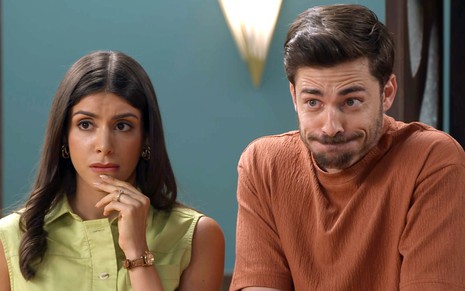 Pilar (Isabela Souza) e Gabriel (Miguel Coelho) lado a lado em cena da novela A Caverna Encantada