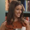 Isabela Souza como professora Pilar em cena da novela infantil A Caverna Encantada, do SBT