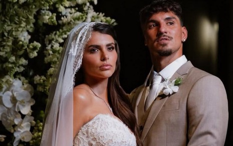 Isabella Arantes e Gabriel Medina durante cerimônia de casamento