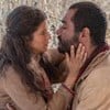 Rosa (Isadora Cruz) coloca as mãos no rosto de Josué (Thomás Aquino) em cena da novela Guerreiros do Sol