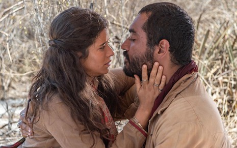 Rosa (Isadora Cruz) coloca as mãos no rosto de Josué (Thomás Aquino) em cena da novela Guerreiros do Sol