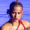 Na montagem, Isadora Cruz está mergulhada na água, com maquiagem pesada