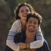 Cauã Reymond e Ísis Valverde em Amores Roubados (2014); ela está apoiada nas costas dele, enquanto os dois aparecem sorridentes