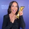 Ivete Sangalo sorri e segura o troféu do Prêmio Multishow