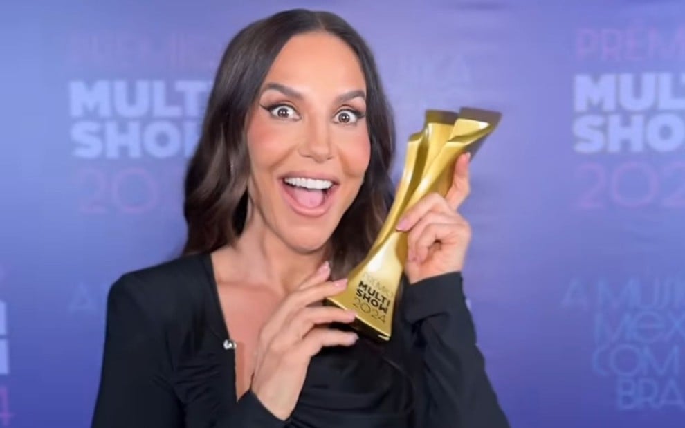 Ivete Sangalo sorri e segura o troféu do Prêmio Multishow