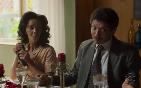 Os atores Flávia Reis e Sergio Kaufmann lado a lado em cena de Garota do Momento