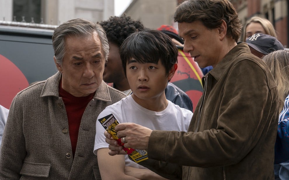 Jackie Chan, Ben Wang e Ralph Macchio em cena de Karatê Kid: Lendas