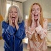 Jamie Lee Curtis e Lindsay Lohan gritam com as mãos no rosto em cena de Uma Sexta-Feira Mais Louca Ainda