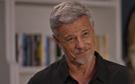 O ator Marcello Novaes com expressão séria em cena de Dona de Mim